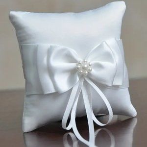 B30-NEW Dainty White Pearl Flower Ring Pillow 4"x4"